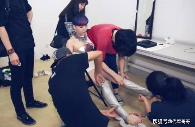 从代言费1.3亿到县城卖唱，她到底经历了什么