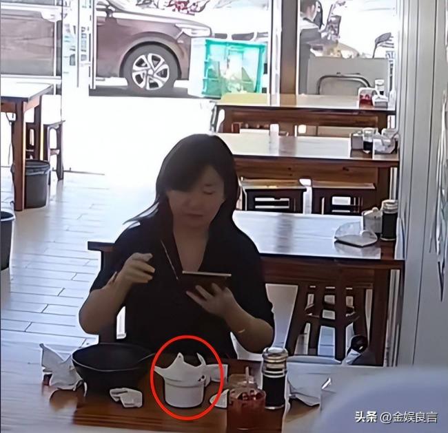 上海女子将鼻涕纸扔进辣椒油后续 女子身份被扒