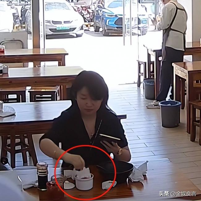 上海女子将鼻涕纸扔进辣椒油后续 女子身份被扒