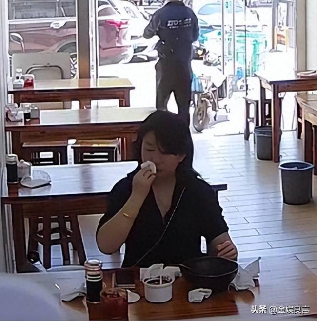 上海女子将鼻涕纸扔进辣椒油后续 女子身份被扒