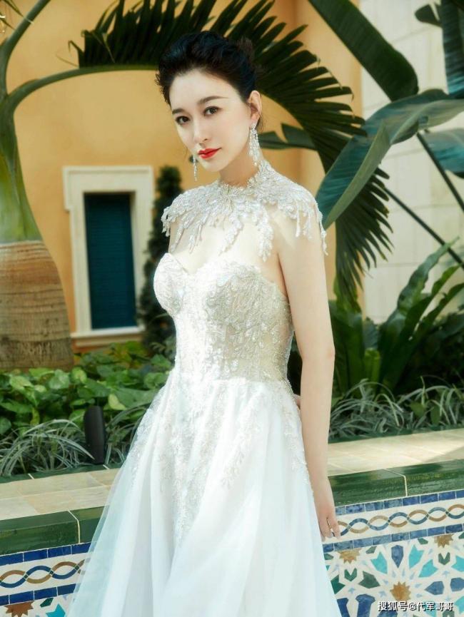 “倪虹洁身材好辣”上热搜 她这样的女星还有谁