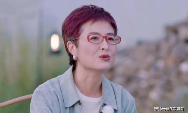 她曾是央视一枝花 52岁已满头白发