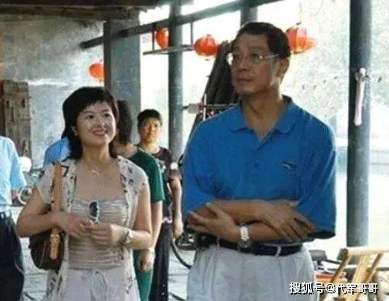 她曾是央视一枝花 52岁已满头白发