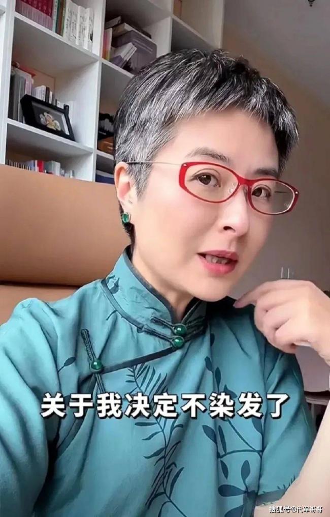 她曾是央视一枝花 52岁已满头白发