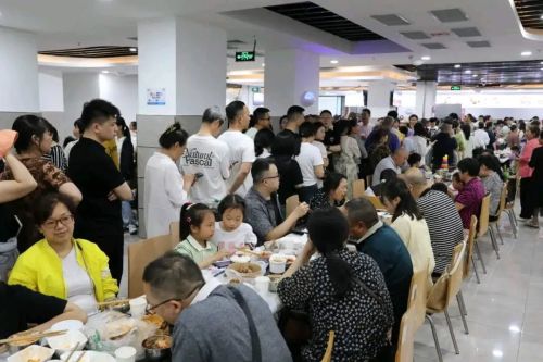 35万人挤爆的重庆小城，成了五一最大赢家