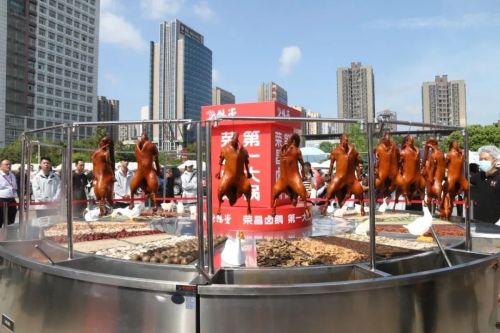 35万人挤爆的重庆小城，成了五一最大赢家