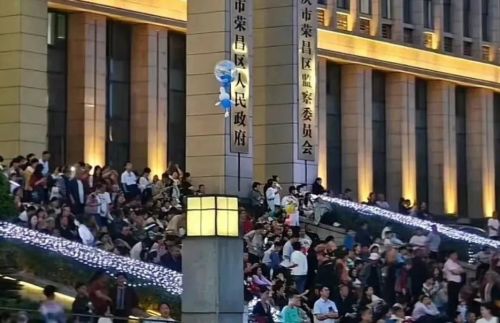 35万人挤爆的重庆小城，成了五一最大赢家