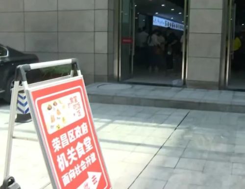 35万人挤爆的重庆小城，成了五一最大赢家