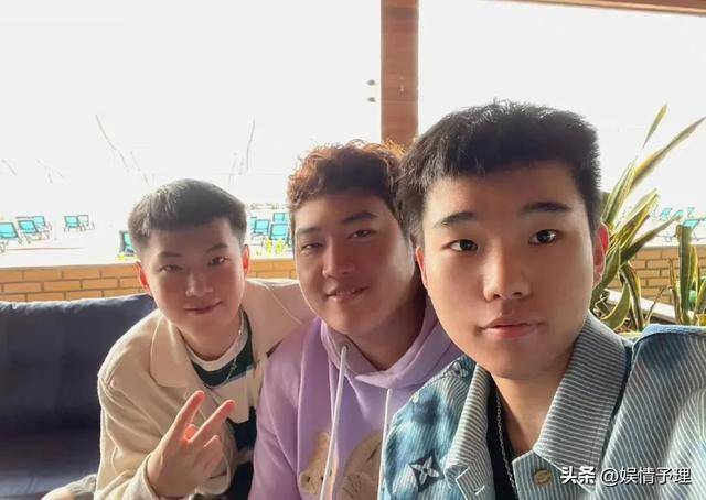 赵心童夺冠与女友合影  家世都不一般