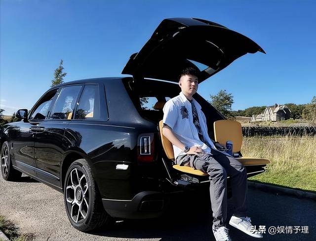 赵心童夺冠与女友合影  家世都不一般