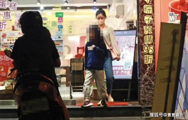 林心如霍建华带女儿出门，霍建华变成“女儿控”