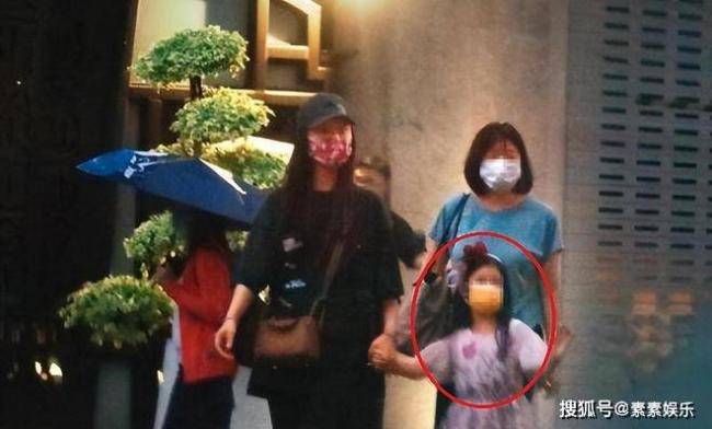 林心如霍建华带女儿出门，霍建华变成“女儿控”