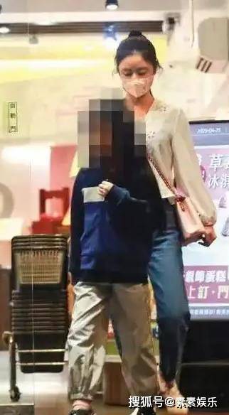 林心如霍建华带女儿出门，霍建华变成“女儿控”