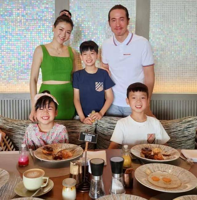 TVB视帝被曝经济压力大，一人养全家....