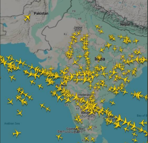 印巴冲突领空关闭  航空大乱排长队画面曝光