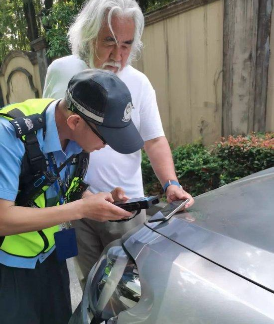 74岁张纪中开车送娃上学撞车 结果尴尬了