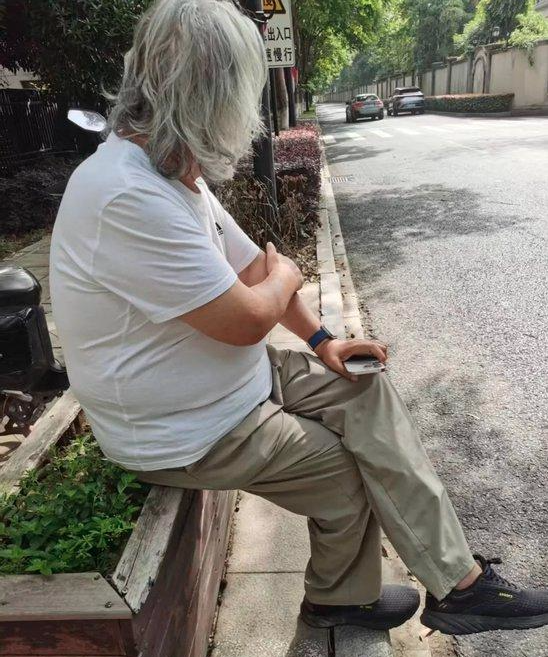 74岁张纪中开车送娃上学撞车 结果尴尬了