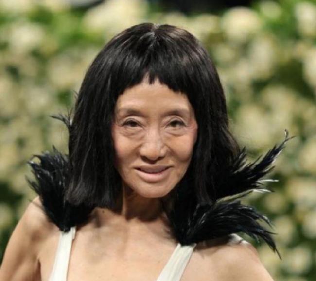 不老神话崩塌! 75岁王薇薇高调亮相: 开深V剪刘海, 造型失败遭群嘲 不老神话崩塌! 75岁王薇薇高调亮相: 开深V剪刘海, 造型失败遭群嘲