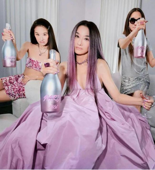 不老神话崩塌! 75岁王薇薇高调亮相: 开深V剪刘海, 造型失败遭群嘲 不老神话崩塌! 75岁王薇薇高调亮相: 开深V剪刘海, 造型失败遭群嘲