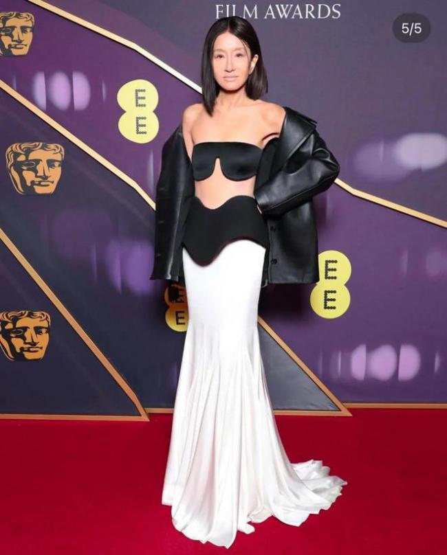 不老神话崩塌! 75岁王薇薇高调亮相: 开深V剪刘海, 造型失败遭群嘲 不老神话崩塌! 75岁王薇薇高调亮相: 开深V剪刘海, 造型失败遭群嘲