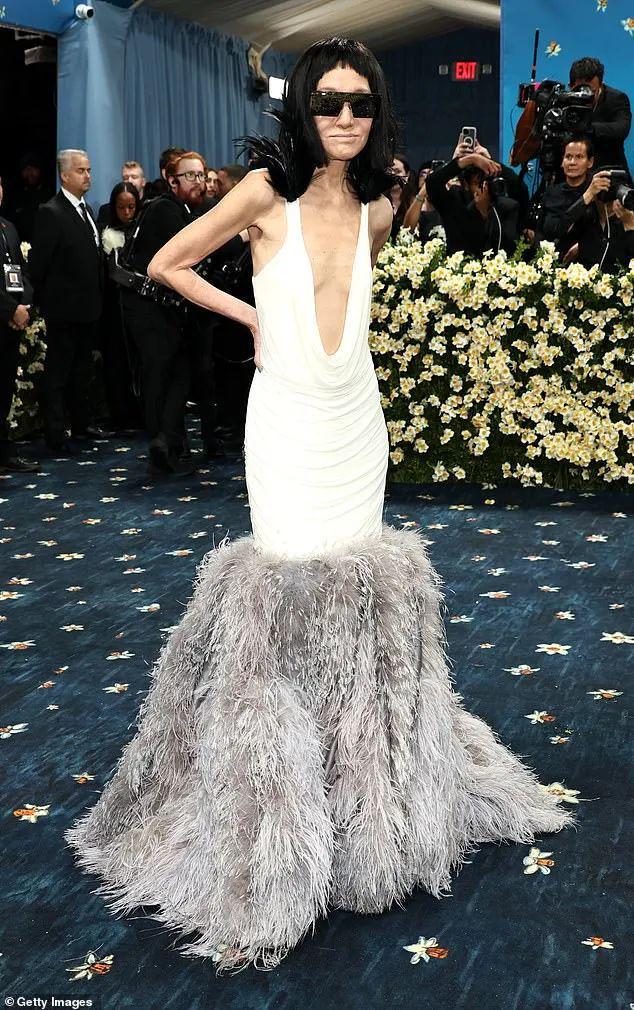 不老神话崩塌! 75岁王薇薇高调亮相: 开深V剪刘海, 造型失败遭群嘲 不老神话崩塌! 75岁王薇薇高调亮相: 开深V剪刘海, 造型失败遭群嘲