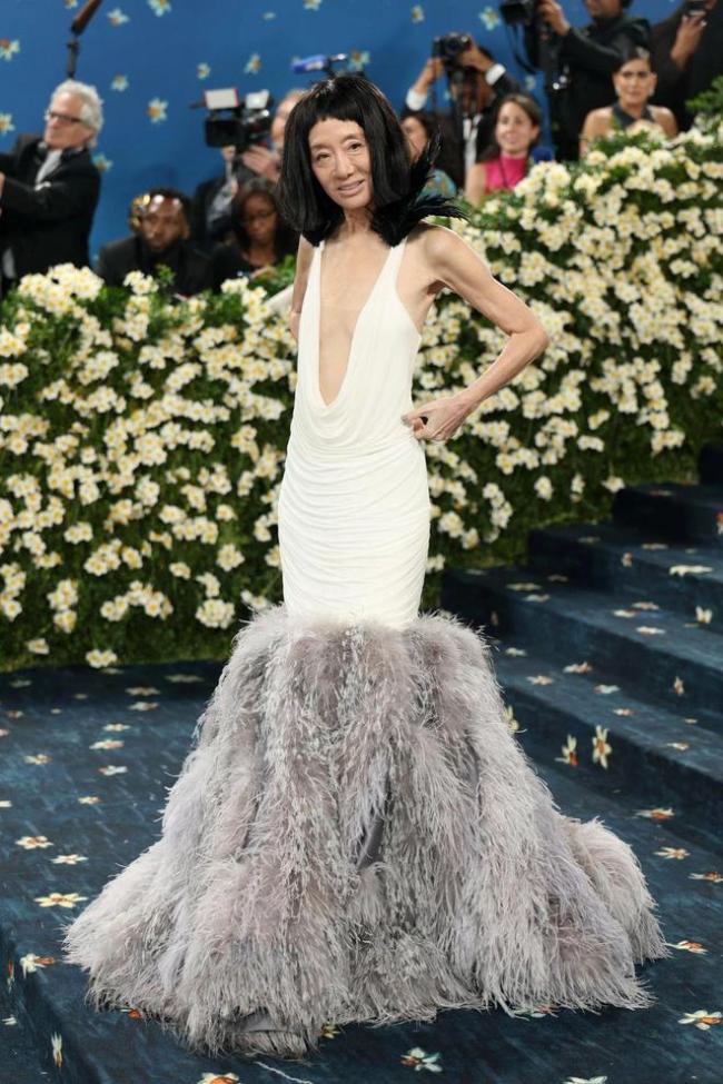 不老神话崩塌! 75岁王薇薇高调亮相: 开深V剪刘海, 造型失败遭群嘲 不老神话崩塌! 75岁王薇薇高调亮相: 开深V剪刘海, 造型失败遭群嘲