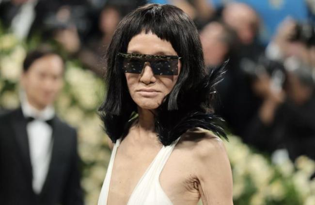 不老神话崩塌! 75岁王薇薇高调亮相: 开深V剪刘海, 造型失败遭群嘲 不老神话崩塌! 75岁王薇薇高调亮相: 开深V剪刘海, 造型失败遭群嘲