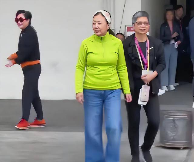 78岁著名港星上海开演唱会！无儿女的她拼命赚钱
