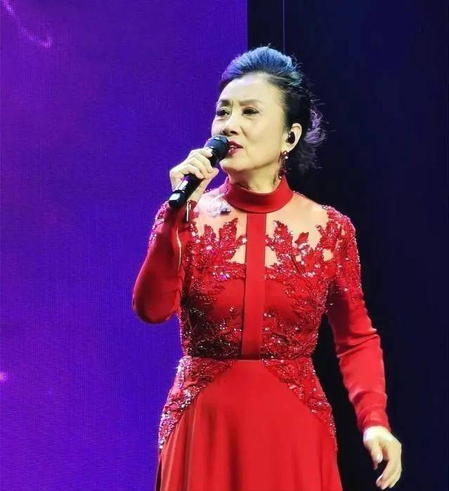 78岁著名港星上海开演唱会！无儿女的她拼命赚钱
