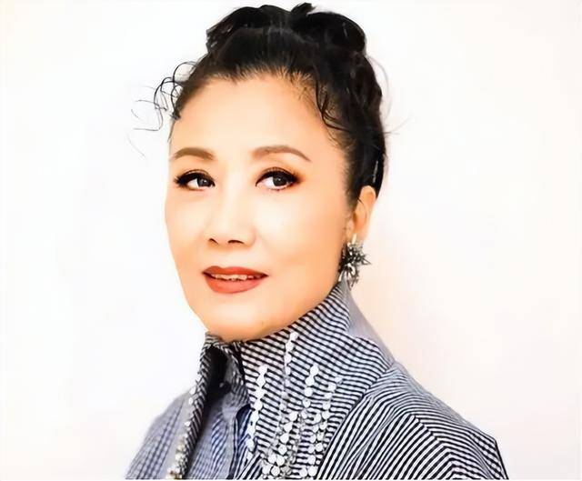 78岁著名港星上海开演唱会！无儿女的她拼命赚钱