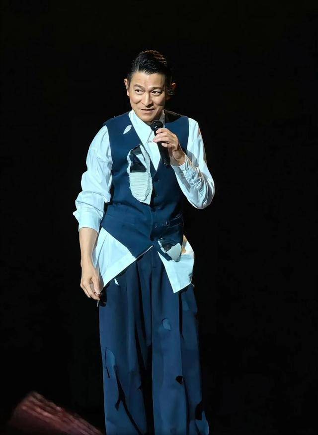 78岁著名港星上海开演唱会！无儿女的她拼命赚钱