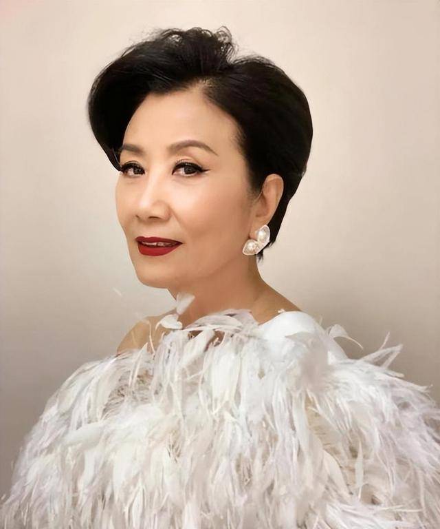 78岁著名港星上海开演唱会！无儿女的她拼命赚钱