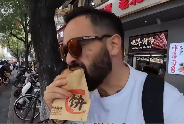 美国博主第一次来中国后直言：到处充满“危险”