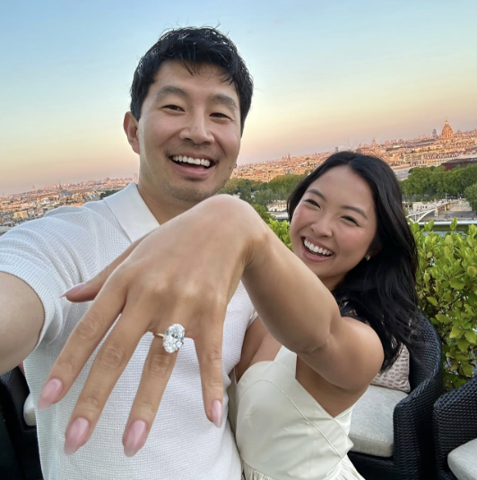 恭喜！刘思慕巴订婚：亚裔未婚妻大秀钻戒