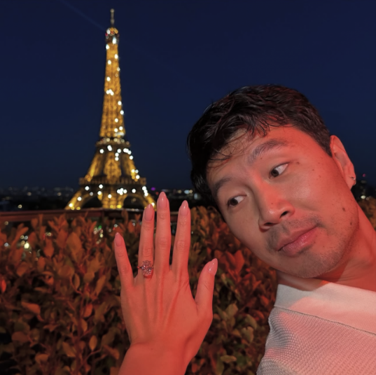 恭喜！刘思慕巴订婚：亚裔未婚妻大秀钻戒