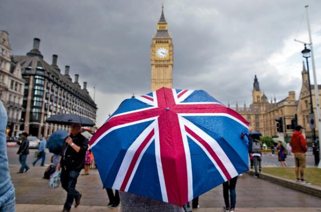 英国收紧移民政策 申请永居门槛5年变10年