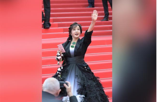 73岁刘晓庆现身坎城影展 无滤镜生图惊呆众人