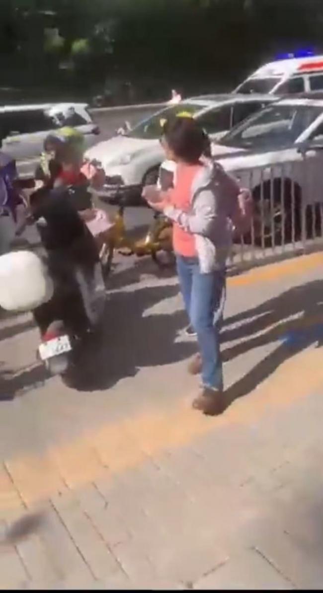 北京重点小学门口发生车辆撞人 司机已被控制