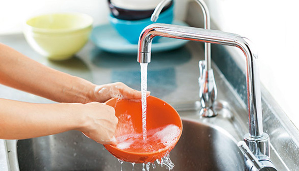 错误的洗碗方式可能让癌症盯上你?小心这个动作 错误的洗碗方式可能让癌症盯上你?小心这个动作