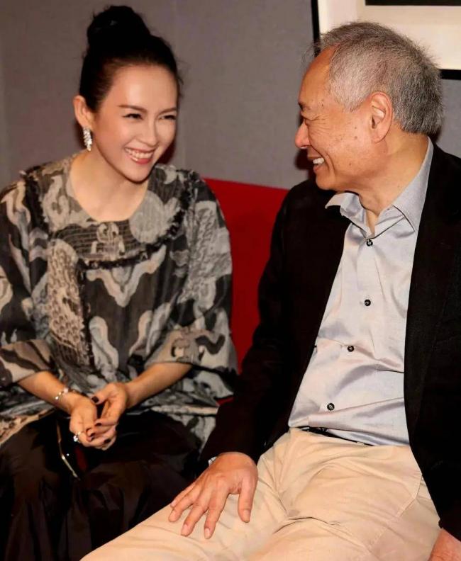 章子怡现身美国，穿素布麻衣