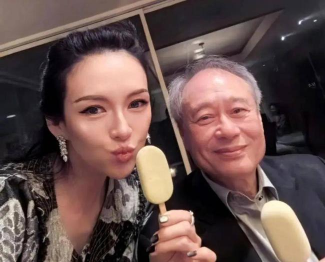 章子怡现身美国，穿素布麻衣