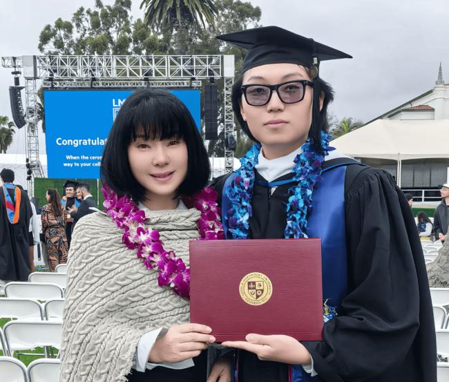 陈红参加儿子美国大学毕业典礼！儿媳长相欧美范