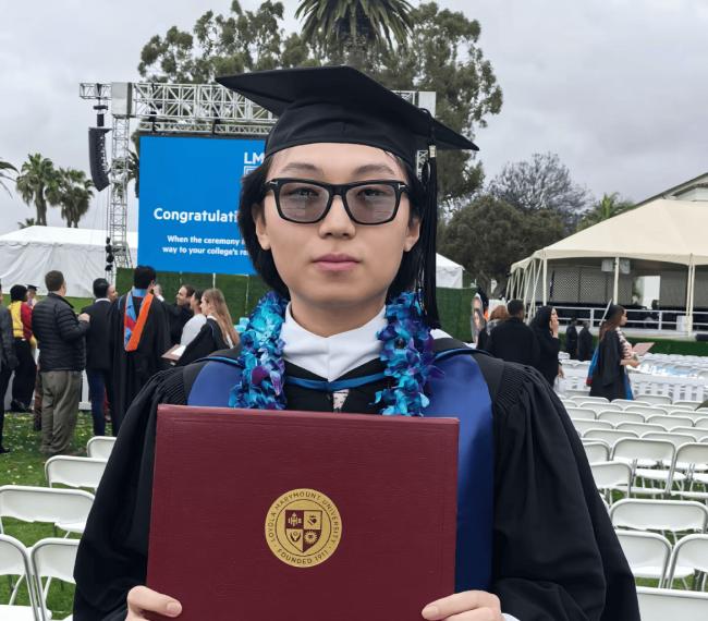 陈红参加儿子美国大学毕业典礼！儿媳长相欧美范