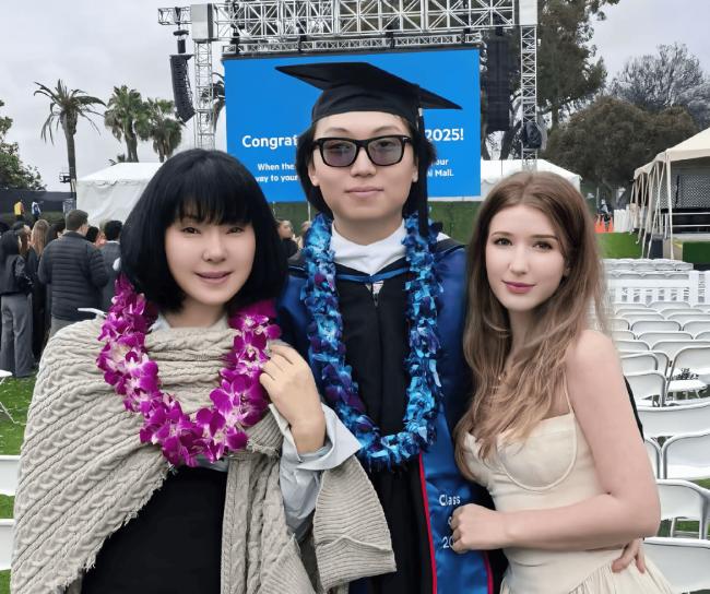 陈红参加儿子美国大学毕业典礼！儿媳长相欧美范