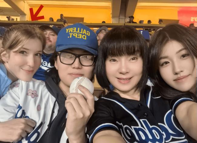 陈红参加儿子美国大学毕业典礼！儿媳长相欧美范