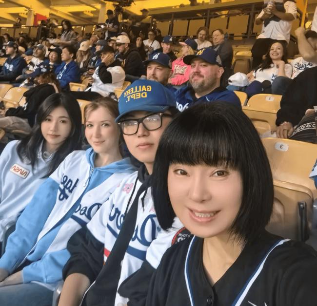 陈红参加儿子美国大学毕业典礼！儿媳长相欧美范