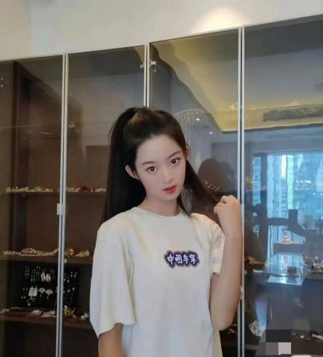黄杨的爹曾是四川慈善总会主任，负责灾后重建