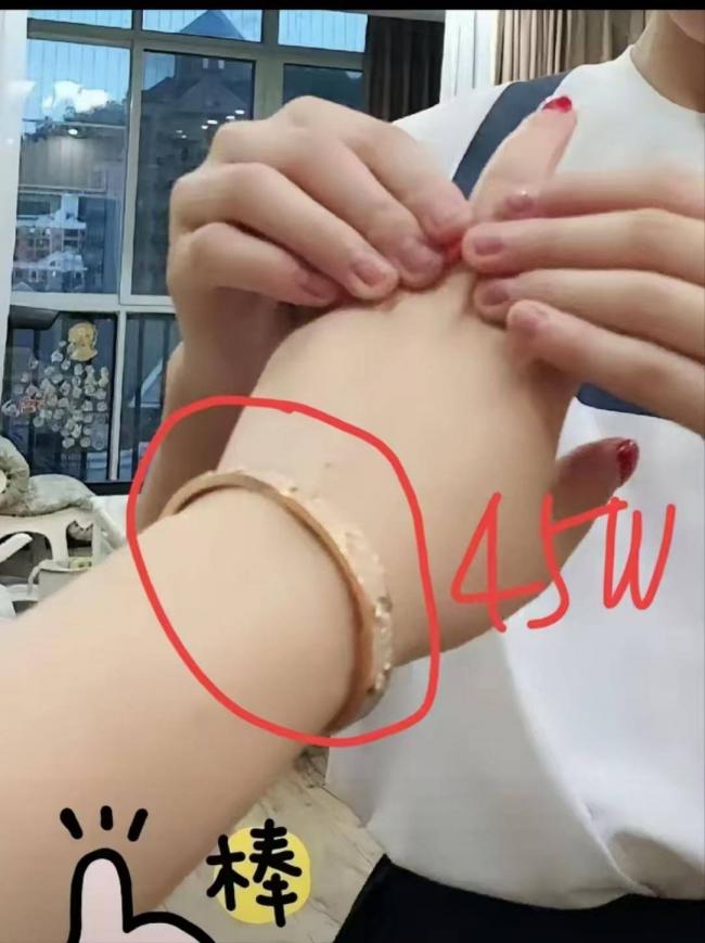 黄杨的爹曾是四川慈善总会主任，负责灾后重建