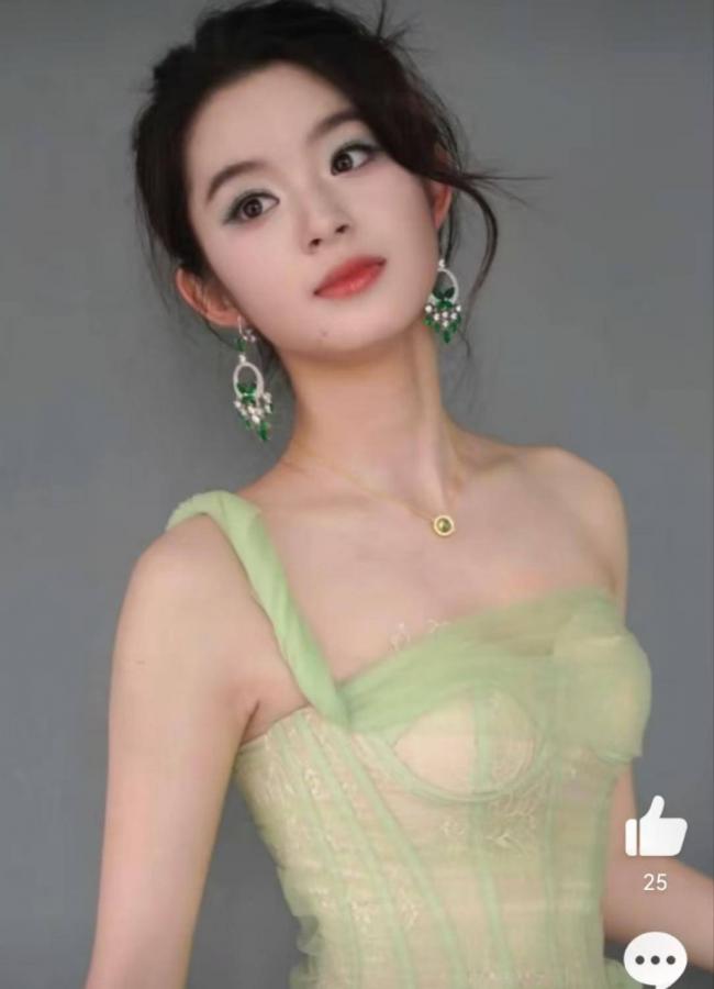 黄杨的爹曾是四川慈善总会主任，负责灾后重建