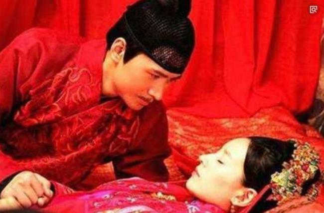 古代男子纳小妾洞房时，正妻为何会在一旁观看